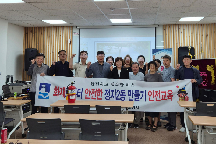 수원시 장안구 정자2동 주민자치회는 지난 17일, 정자시장에서 수원소방서와 함께 주민 대상 소방안전교육을 실시하고, 정자시장 상인회와 공용소화기 및 보관함 관리·운영을 위한 업무협약을 체결했다.
