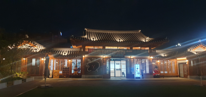 공연이 끝난 뒤 불을 밝힌 수원 정조테마공연장의 밤 풍경.