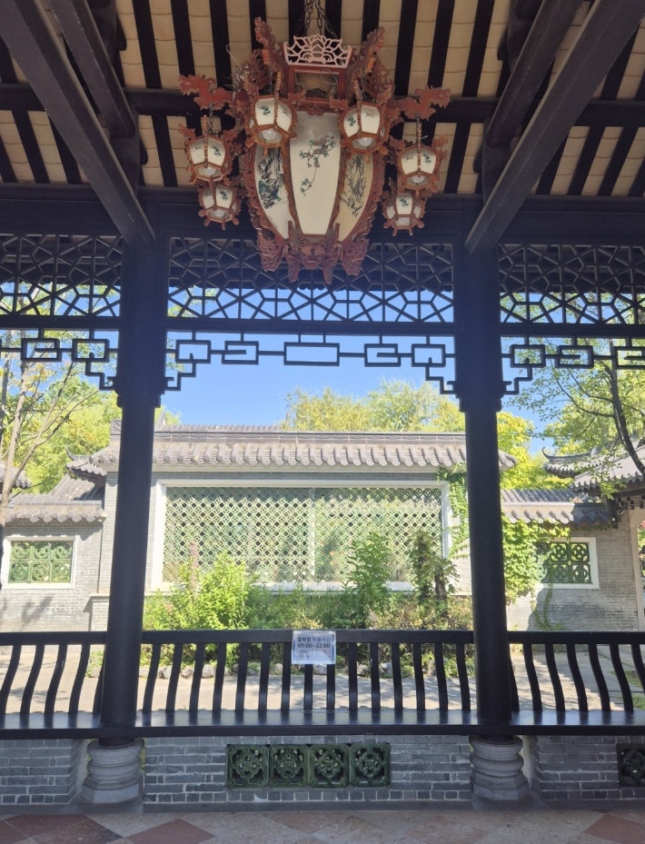 드라마 <달의 연인 - 보보경심 려>의 촬영지로 알려진 곳에서 만나는 사극 같은 장면이다.