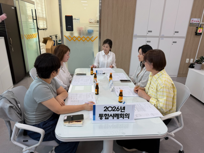 영통구보건소, 수원시노인정신건강복지센터 등 유관 전문기관이 참석한 가운데 통합사례회의를 개최하고 있다.