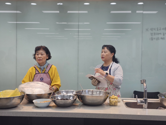 오늘의 지도강사 김경숙님과  유경미 생활개선회장