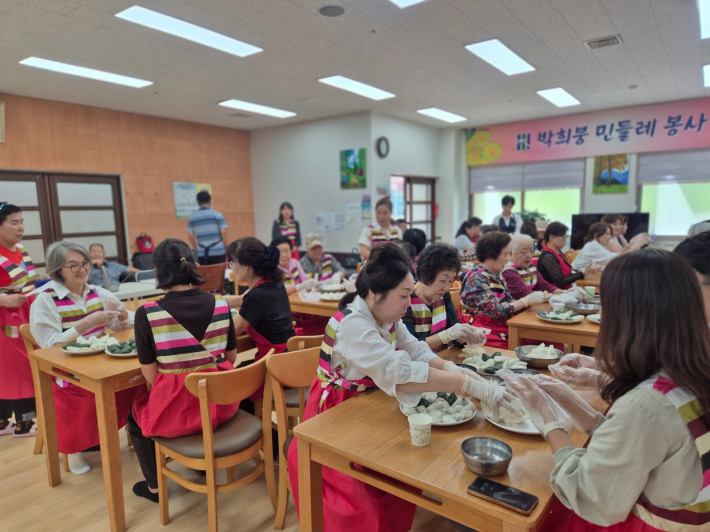 박희붕외과봉사단과 경로당 어르신들이 추석맞이 송편을 빚고있다.
