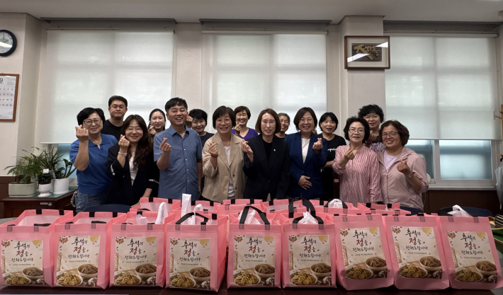 지역사회보장협의체 위원들의 명절음식 나눔 사업 기념사진입니다.
