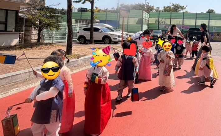 행복한 추석을 알리러 출발  행진하는 모습,  고운 한복을 입고 장구와 소고를 두드리며 우리 동네에 추석의 즐거움을 전하는 작은 전통문화 퍼레이드 모습