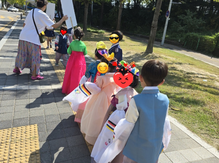 한복 입고 탈춤을 추면서 우리 동네로 출발!