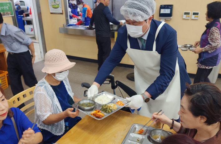 ▲ 경기도화물자동차운송사업협회 경로식당 자원봉사를 진행하는 사진2