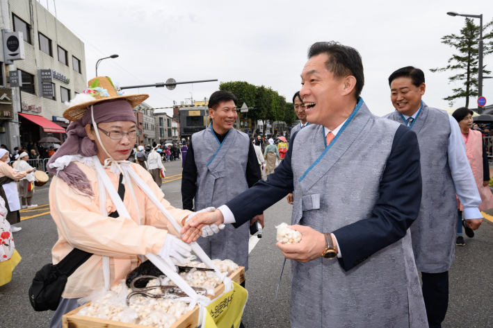 사진8) 이재준 수원특례시장 지난해 수원화성문화제와 정조대왕능행차에 참여해 인사를 나누고 있다.    