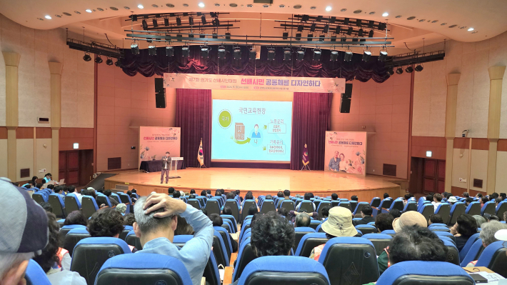 한국방송통신대학교 유범상 교수가 '인간답게, 시민답게, 사람답게-우정의 공동체를 향하여'를 주제로 기조강연을 펼치고 있다.