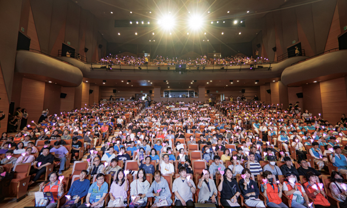 제4회 발달장애인 문화예술페스티벌 '새빛으로 어울림'에 참여한 출연자와 관계자들이 함께 기념촬영을 하고 있다.