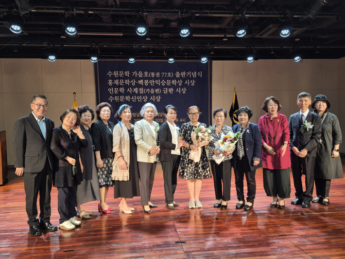 홍재 백봉문학상수상자, 백봉 선생 따님들과 함께