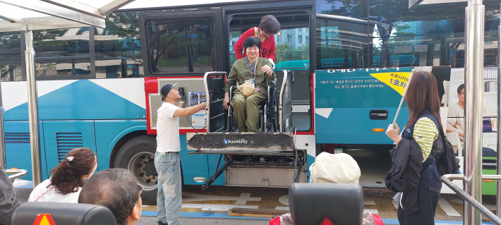휠체어 이용 참가자가 경기도 누림버스에 승차하는 모습