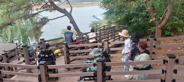 참가자들이 무장애 통로를 이용해 호수로 내려가고 있다.