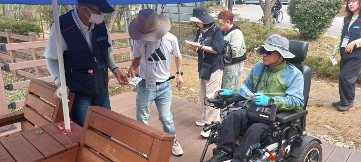 스탬프 투어에서 참가자들이 확인 도장을 받고 있다.