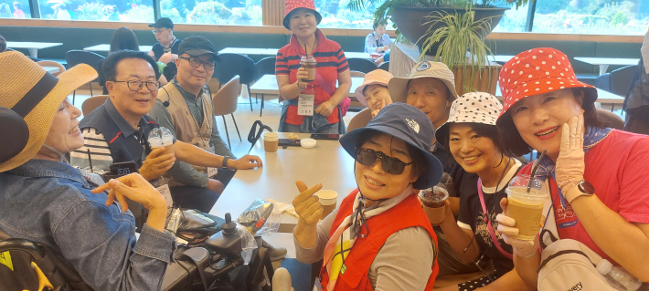 차 한 잔의 여유를 즐기는 회원들(좌측에서 두 번째가 한영렬 지회장)