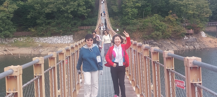 참가자들이 출렁다리를 즐겁게 왕복했다. 휠체어 이용자는 아쉽게도 입구에 계단이 있어 다리를 이용할 수 없었다.