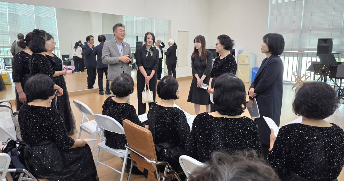 광교지역 시의원들과 김명진 광교노인복지관장 및 관계자들이 공연 시작 전 대기실을 찾아 아리솔합창단을 격려하고 있다.  