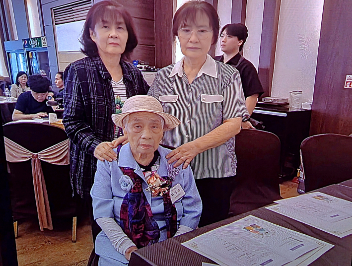 언니와 함께 행사장을 찾은 호매실 한양수자인아파트 주민 박진경 씨(70)가 사진을 전해줬다.