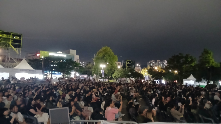수원화성미디어아트를 관람하는 많은 시민들