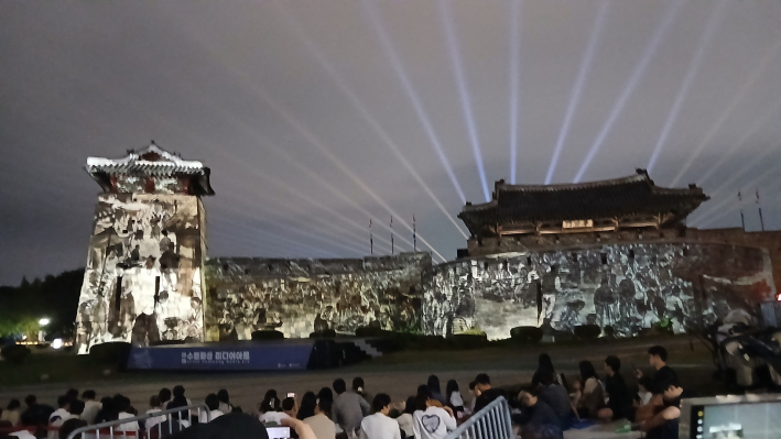 수원화성을 축성하는 백성들 모습