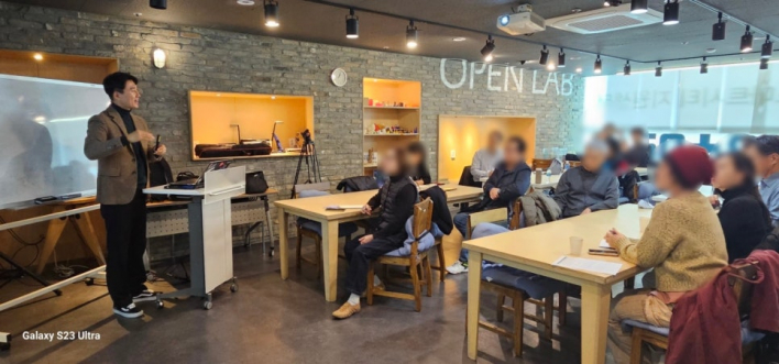 대학에서 1인미디어 유튜브에 대한 강의를 했고   코엑스에서 명사초청강연 진행/중계를 하고있구요.   유튜버, 메타버스 크리에이터로 활동하며 1인미디어컨설팅, 라이브커머스 컨설팅과 스튜디오 창업 컨설팅을 하고 있습니다.