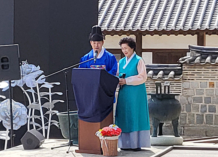 고유별다례를 진행하는 강성금 수원화성예다교육원장이 다례 의식에 대해 설명하고 있다. (사진 오른쪽)
