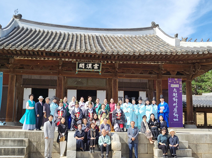 화성행궁을 찾은 시민들도 다례의식에 참례하고 음복하며 전통문화를 체험한 뒤 함께 기념촬영을 했다.
