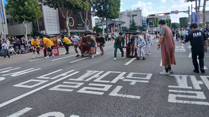 가마 레이스를 출발하는 각팀 선수들