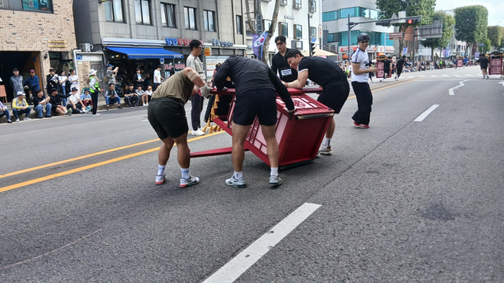 급하게 달리다 넘어지는 선수들