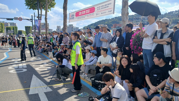 선수들에게 격려와 응원을 보내는 많은 시민들