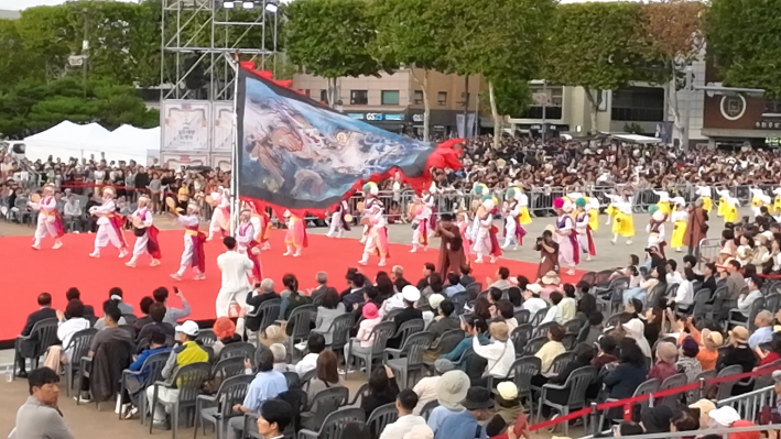 참여 단체 1,240여 명이 함께한 대규모 '수원시민 플래시몹'과 다채로운 거리 퍼레이드가 축제 분위기를 한껏 끌어올렸다.