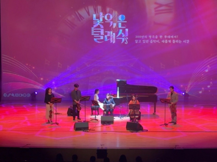 제3부에서는 반도네오니스트 고상지(가운데)가 특별 출연해 탱고 음악을 선보였다.