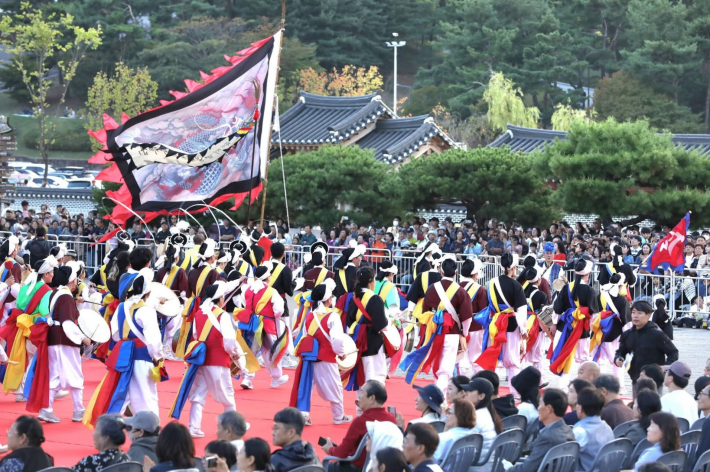 300여명이 넘는 연합풍물단이 능행차의 정조대왕의 입궁을 축하하고 있다.