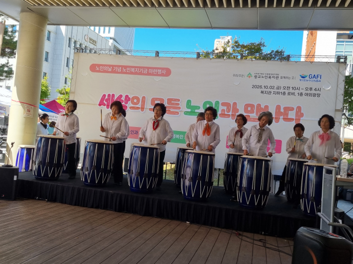 지역의 난타 음악 동아리가 공연을 펼치고 있다.