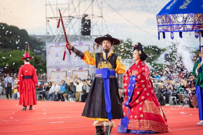 정조대왕과 혜경궁 홍씨가 입궁 퍼포먼스로 시민들의 환호를 받았다.