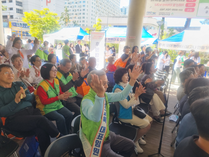 10월의 어느 멋진 날을 들으며 즐기고 행복해 하는 관객들 