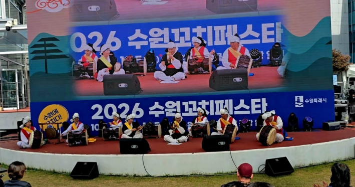 늘푸른사물놀이 동아리가 신명나는 공연을 펼치며 축제장의 흥을 돋우고 있다.