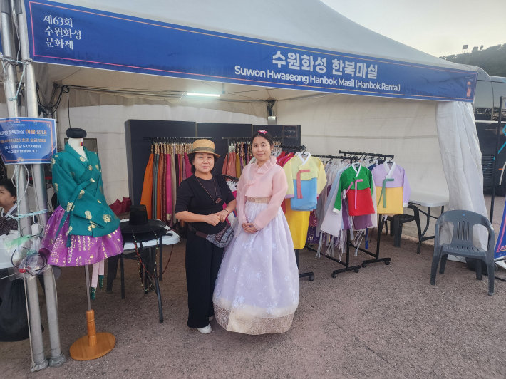 '수원화성 한복마실' 부스에서 이채휴우리옷 이채휴 대표(왼쪽)와 한복 체험을 마친 기자가 기념촬영을 하고 있다.