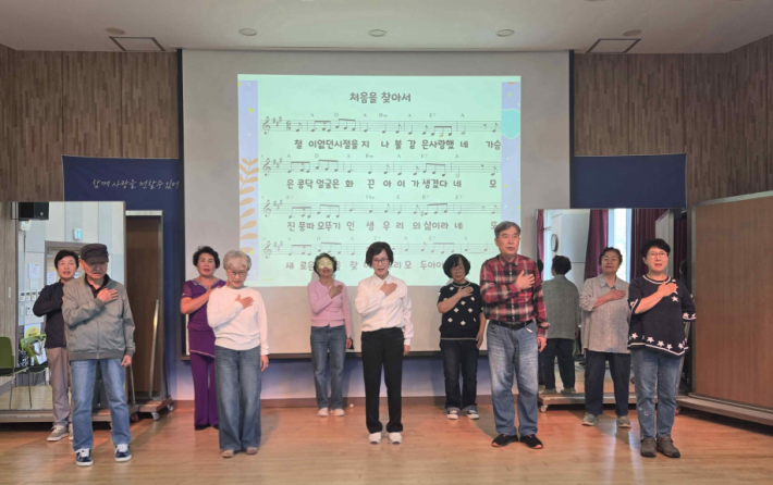 ▲ 《우리에게도 처음이 있다》 참여자들이 10월 23일 공연을 앞두고 장면 연습을 하고 있다.