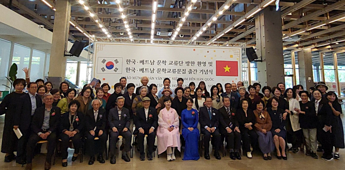문학교류 작품집에 참여한 양국 작가들이 함께 기념촬영을 했다.