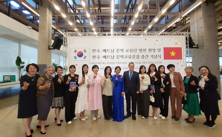 베트남 작가들과 한국 측 행사 집행위원들이 함께 기념촬영을 하고 있다.