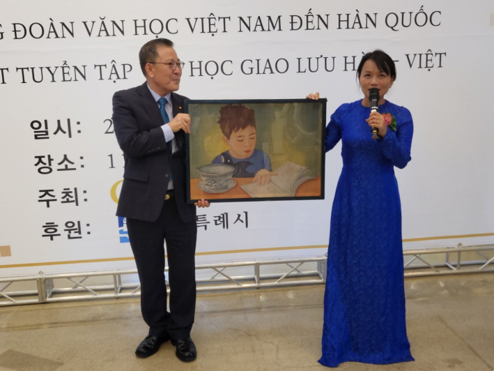 양국 문인들의 선물 교환 시간, 베트남 측에서 준비한 선물을 전달하고 있다.