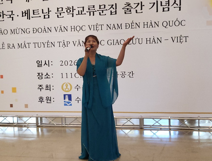 정영은 시인이 박용재 시인의 '사랑은 사랑한 만큼 산다'를 낭송하고 있다.