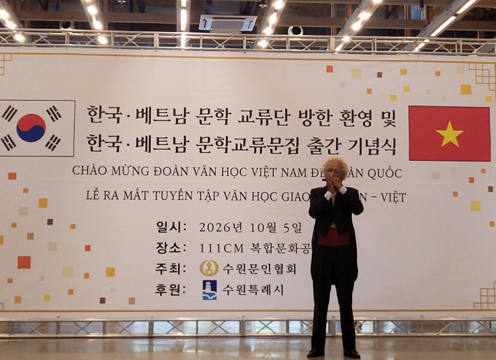 이경화 시인이 하모니카로 '어메이징 그레이스(Amazing Grace)'를 연주하고 있다.