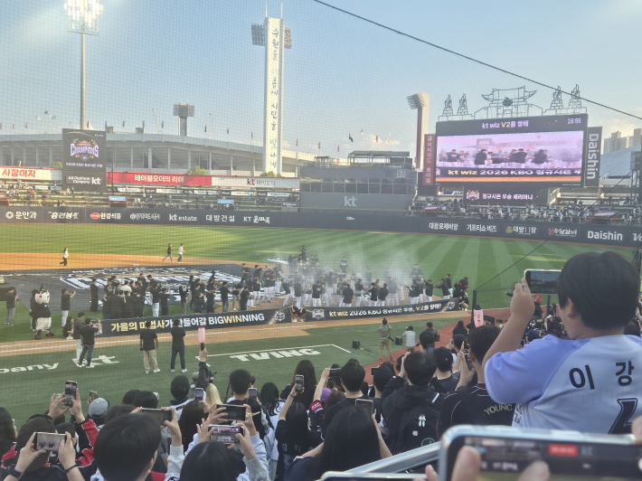 샴페인을 터트리며 우승을 축하하는 선수들
