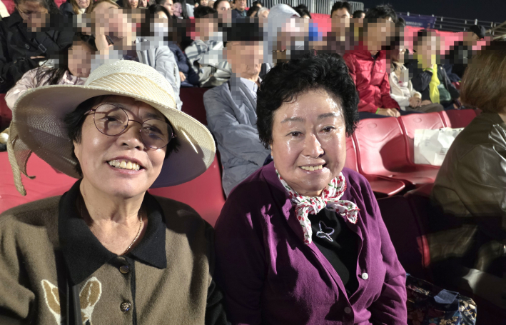 연무동에서 온 김종희(오른쪽)·박금화(왼쪽) 씨가 인터뷰에 응하고 있다.