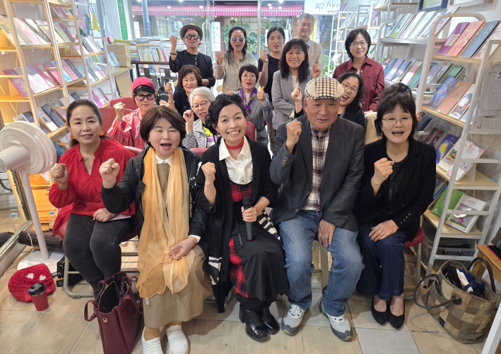 수원시 팔달구 행궁로에 자리한 시집 전문책방 '산아래 詩 다시공방'에서 '산아래서 詩 누리기 15' 행사로 용혜원 시인 북콘서트가 열렸다.