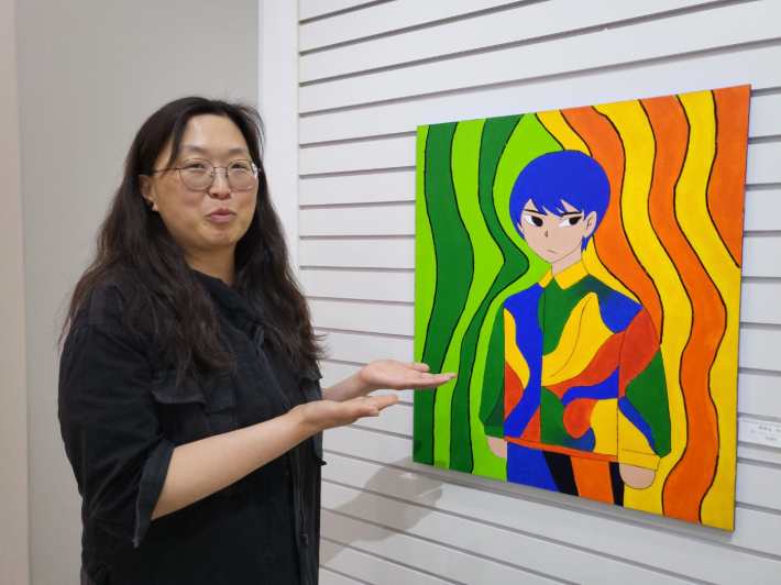 박경아 작가가 작품 '머무는 시선'에 대해 설명하고 있다.