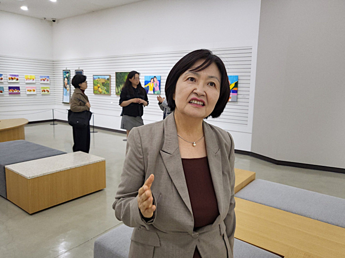 윤현숙 작가가 미술에 대한 생각과 작품 이야기를 자신감 있게 들려주고 있다.