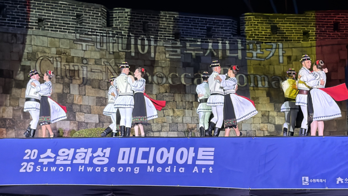 루마니아 클루지나포카 공연단이 수원화성 미디어아트 상영에 앞서 공연하고 있다.     