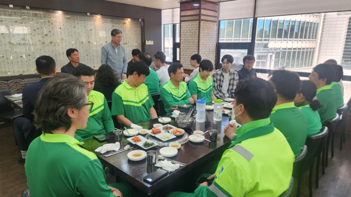 장안구청장이 환경관리원분들에게 인사하고 있다.